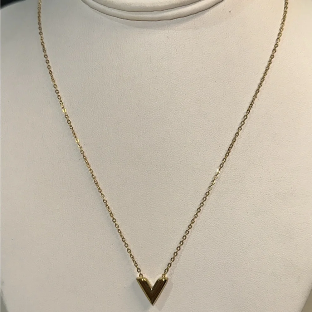 in fashion lv necklace 18” long - Picture 6 of 14